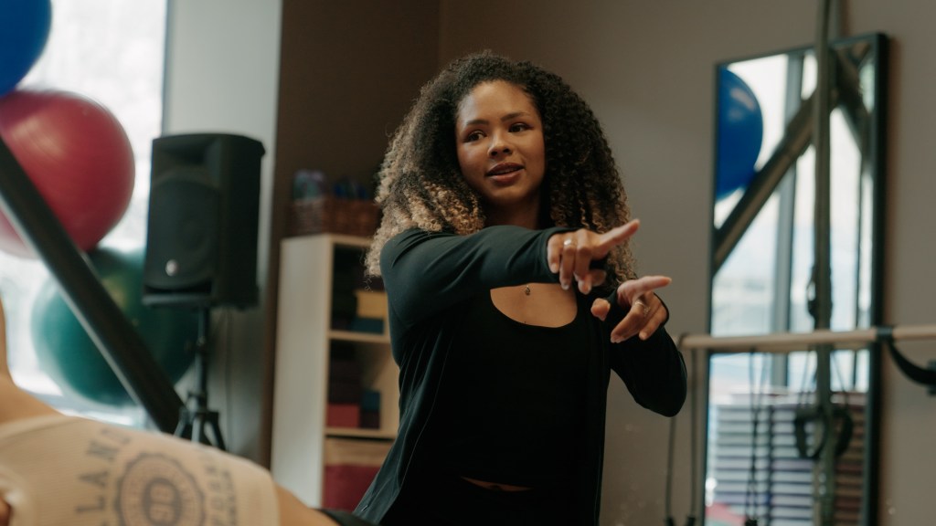 Oakland personal trainer instructing client on how to create custom fitness program